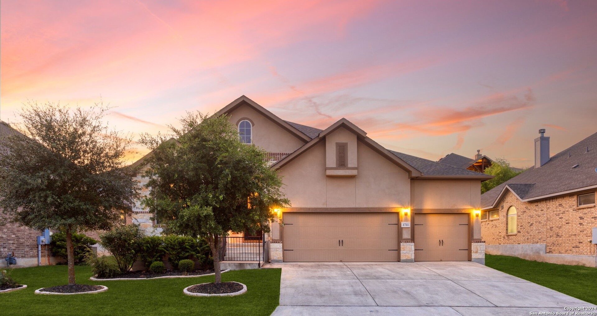 a view of a house with a yard and garage