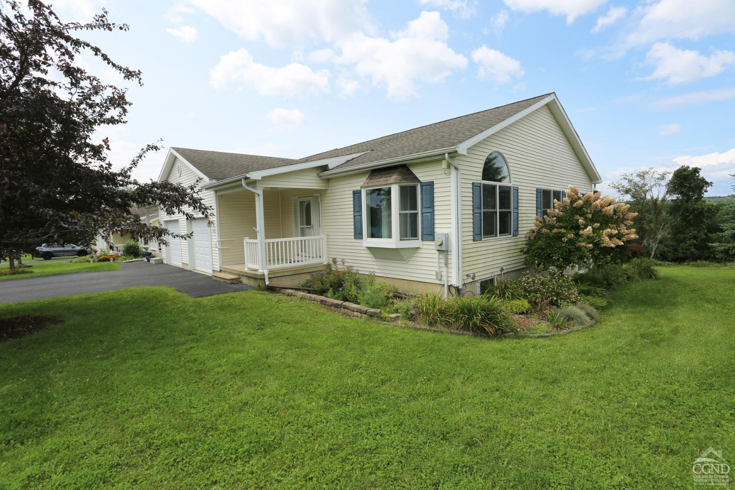 a view of a house with backyard and garden