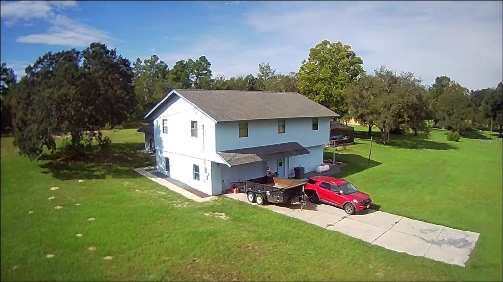 a view of a house with backyard and garden