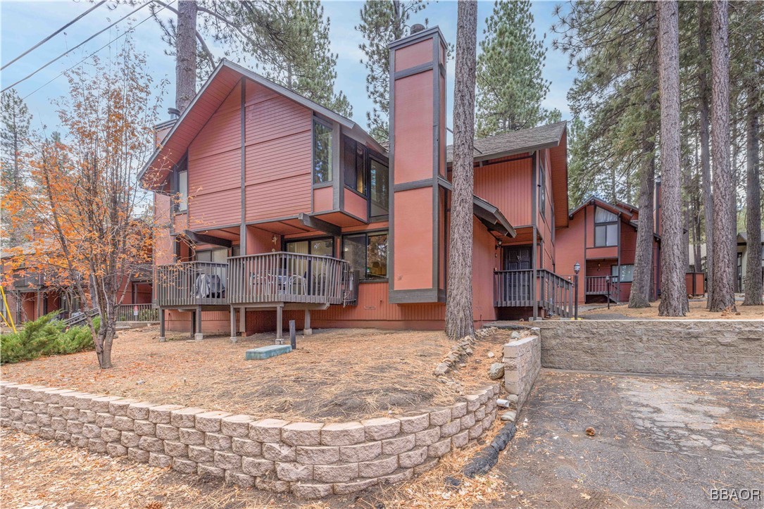 a view of a house with backyard and trees