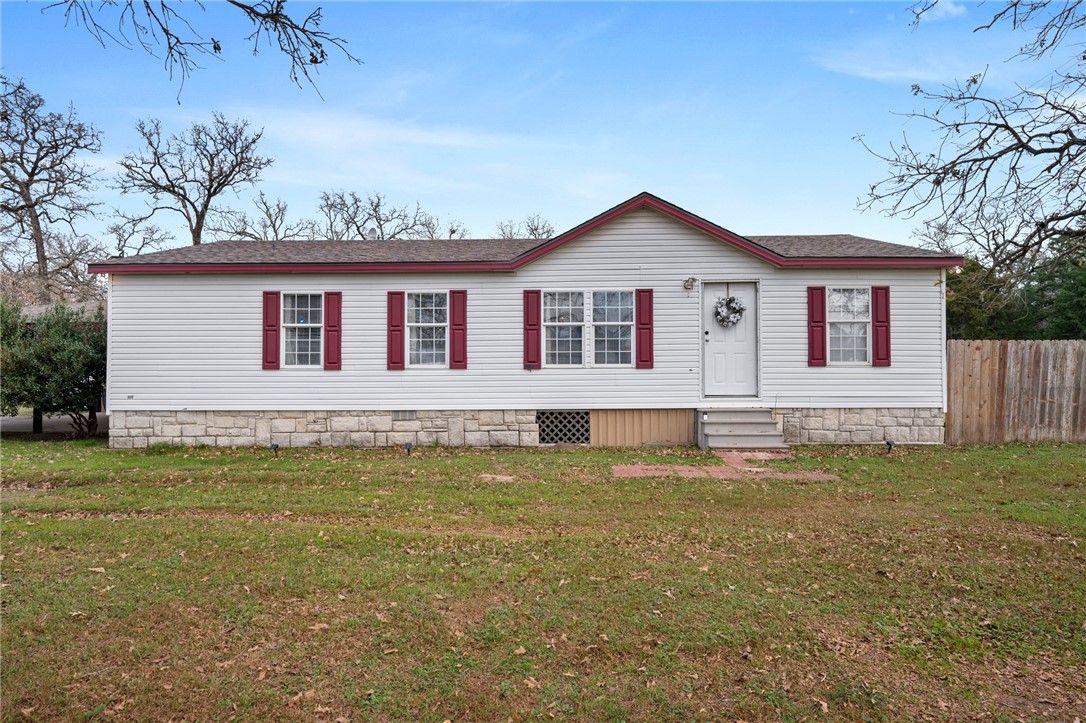 Manufactured / mobile home with a front yard