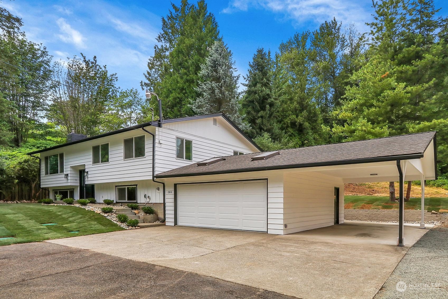 a view of house and outdoor space