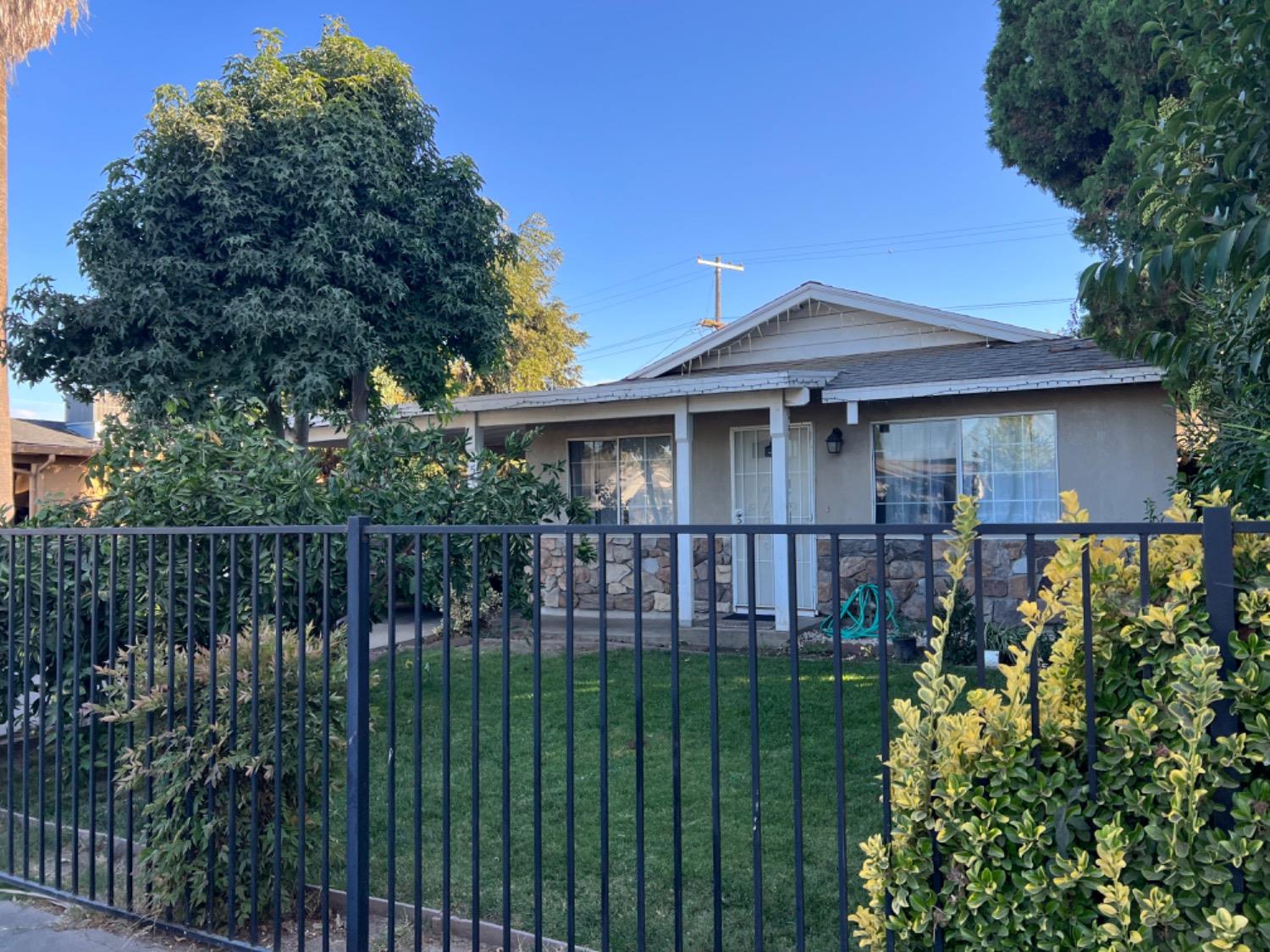 a view of a house with a yard and plants