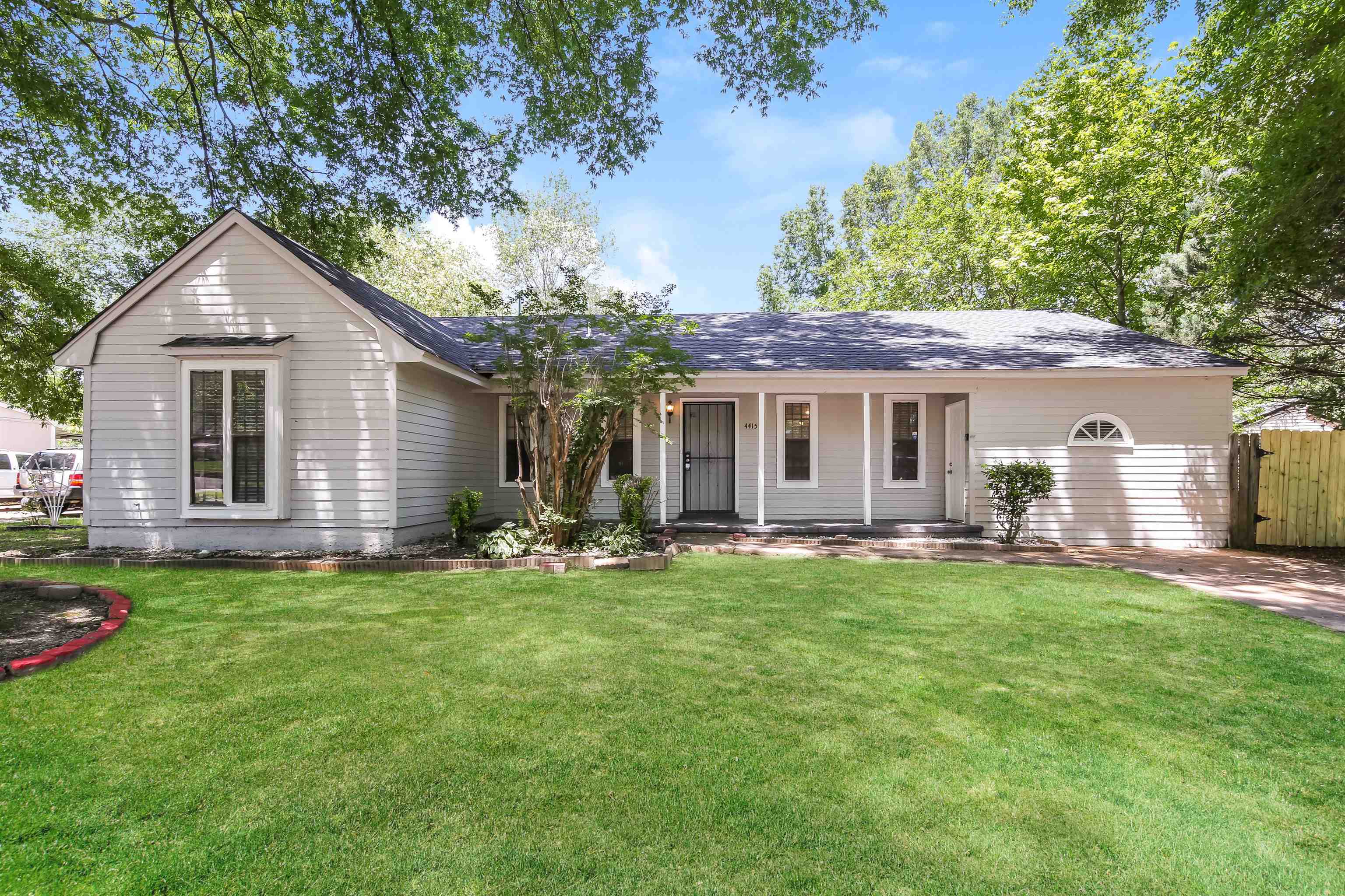 Ranch-style house with a front yard