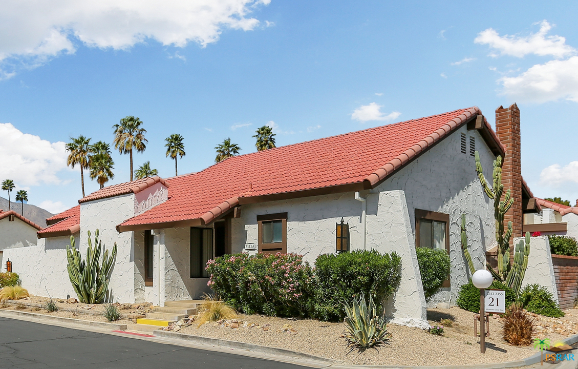 a front view of house with yard