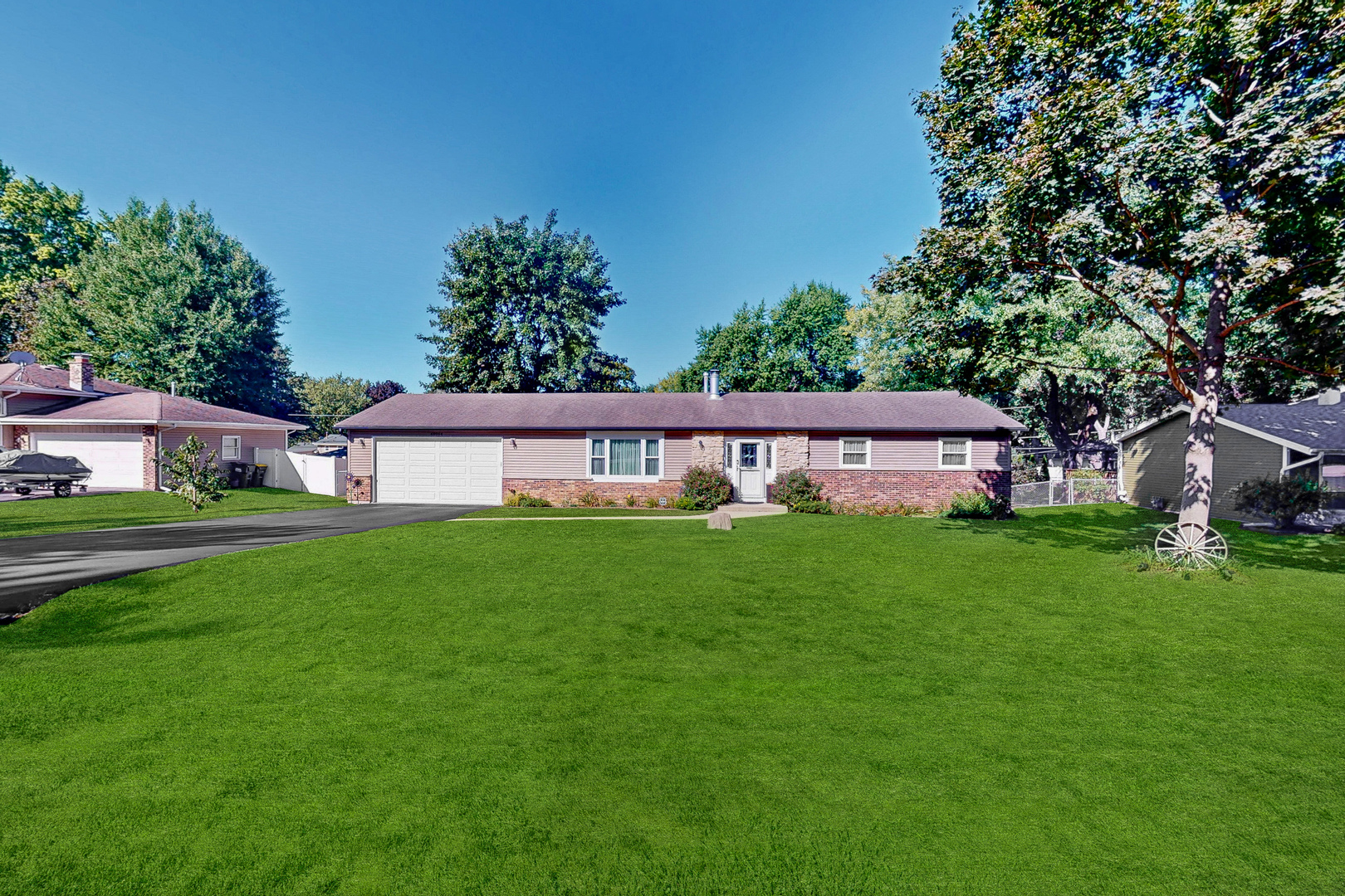 a view of a house with a backyard