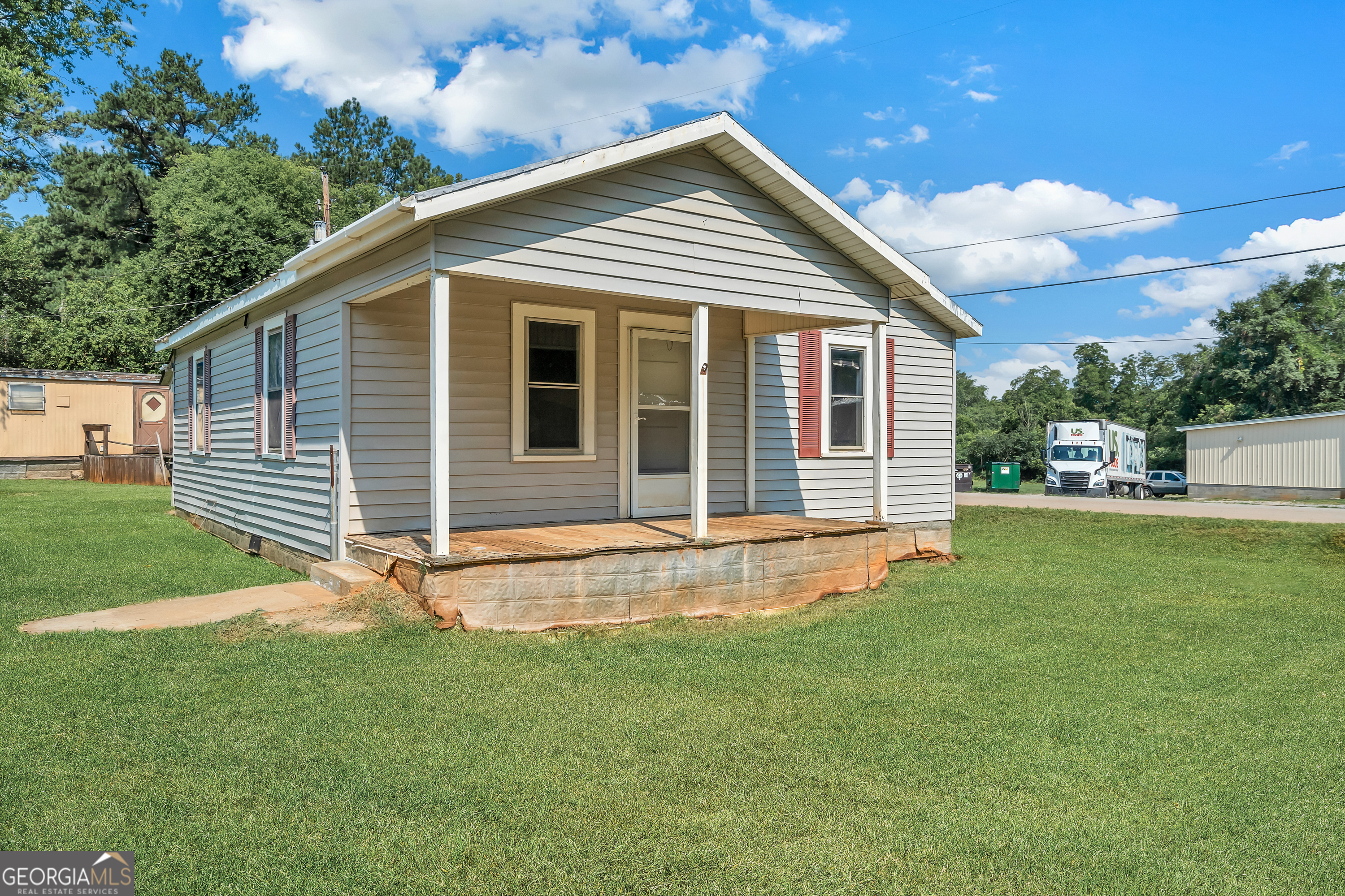 a view of a house with a yard