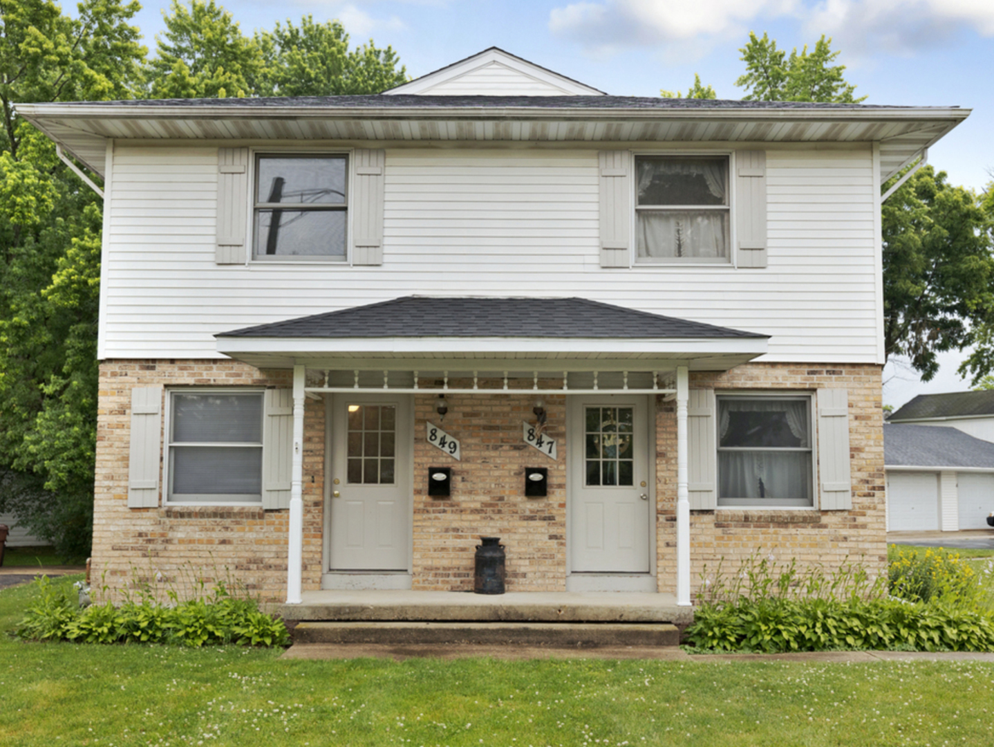 a front view of house with yard