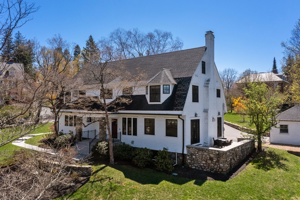 a view of a house with a yard