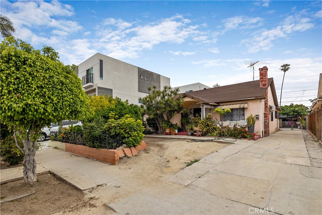 470-472 N Oxford Avenue - A 1918 California Bungalow Duplex