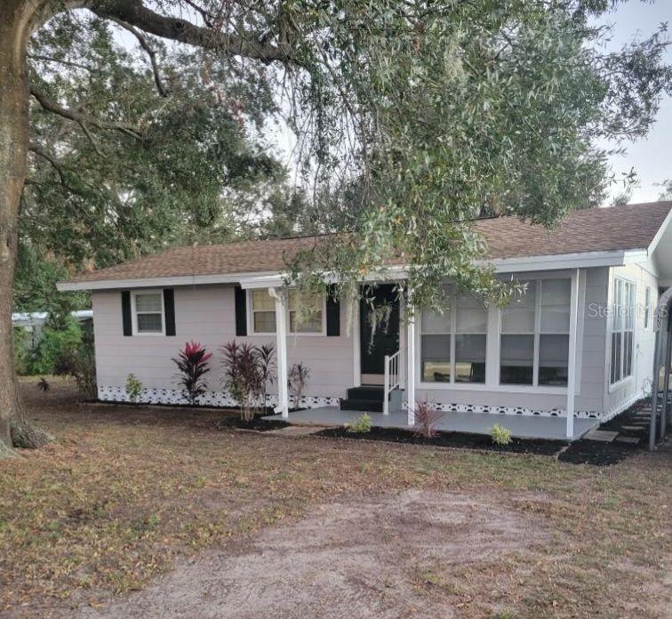 a view of a house with yard