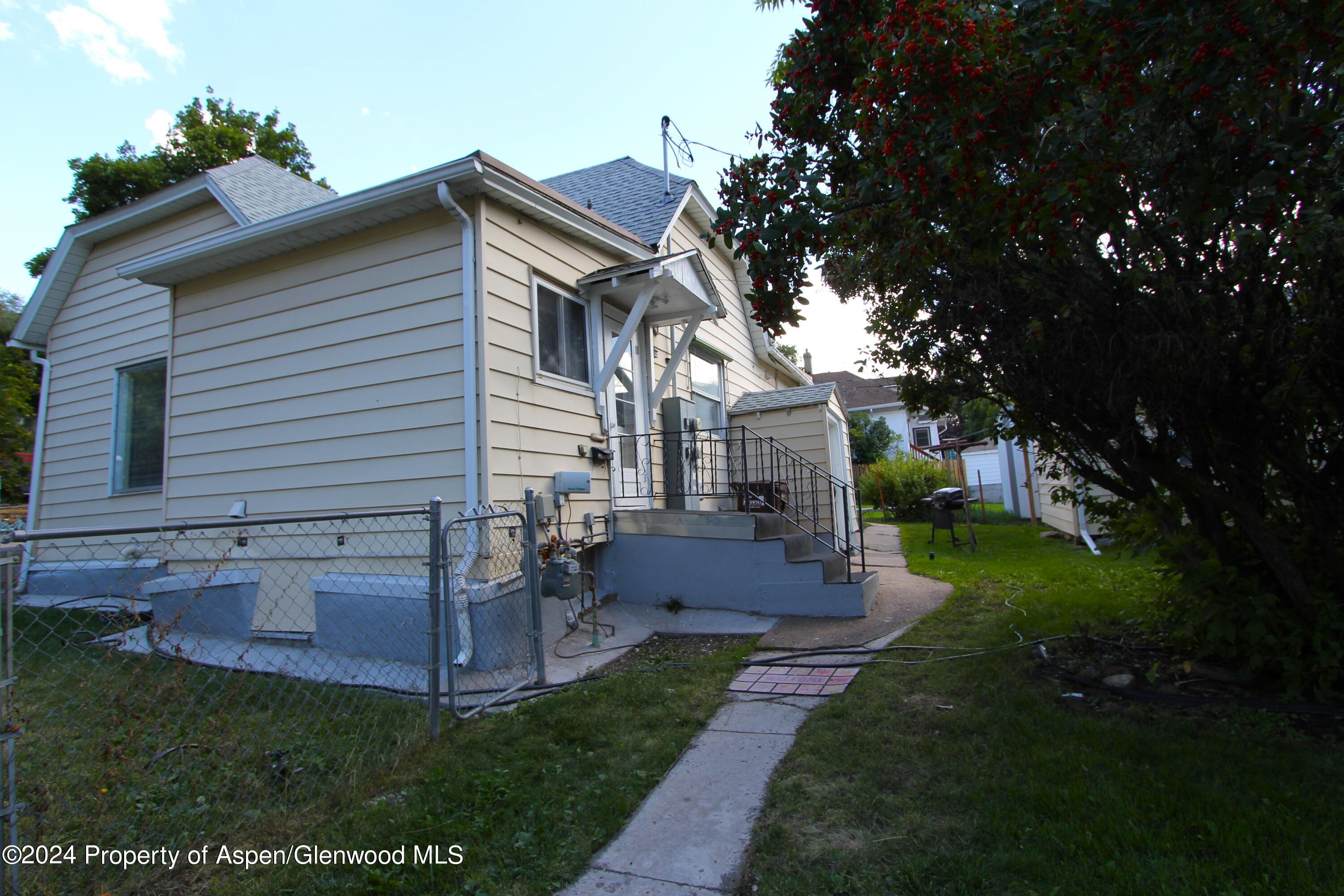 a view of a house with a yard