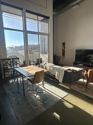 $2,700 | 950 Broadway, Unit 20 | Broadway