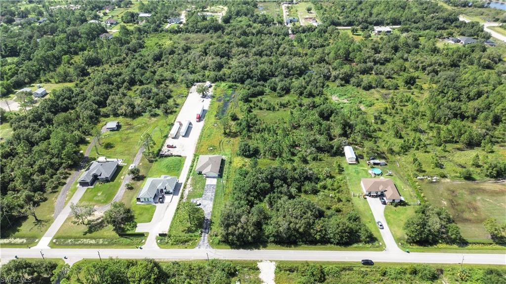 a view of yard with green space