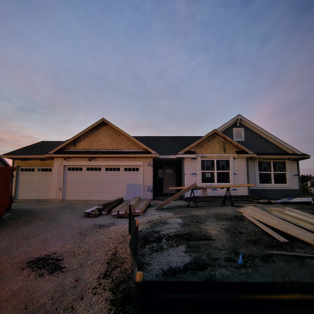 a view of a house with yard