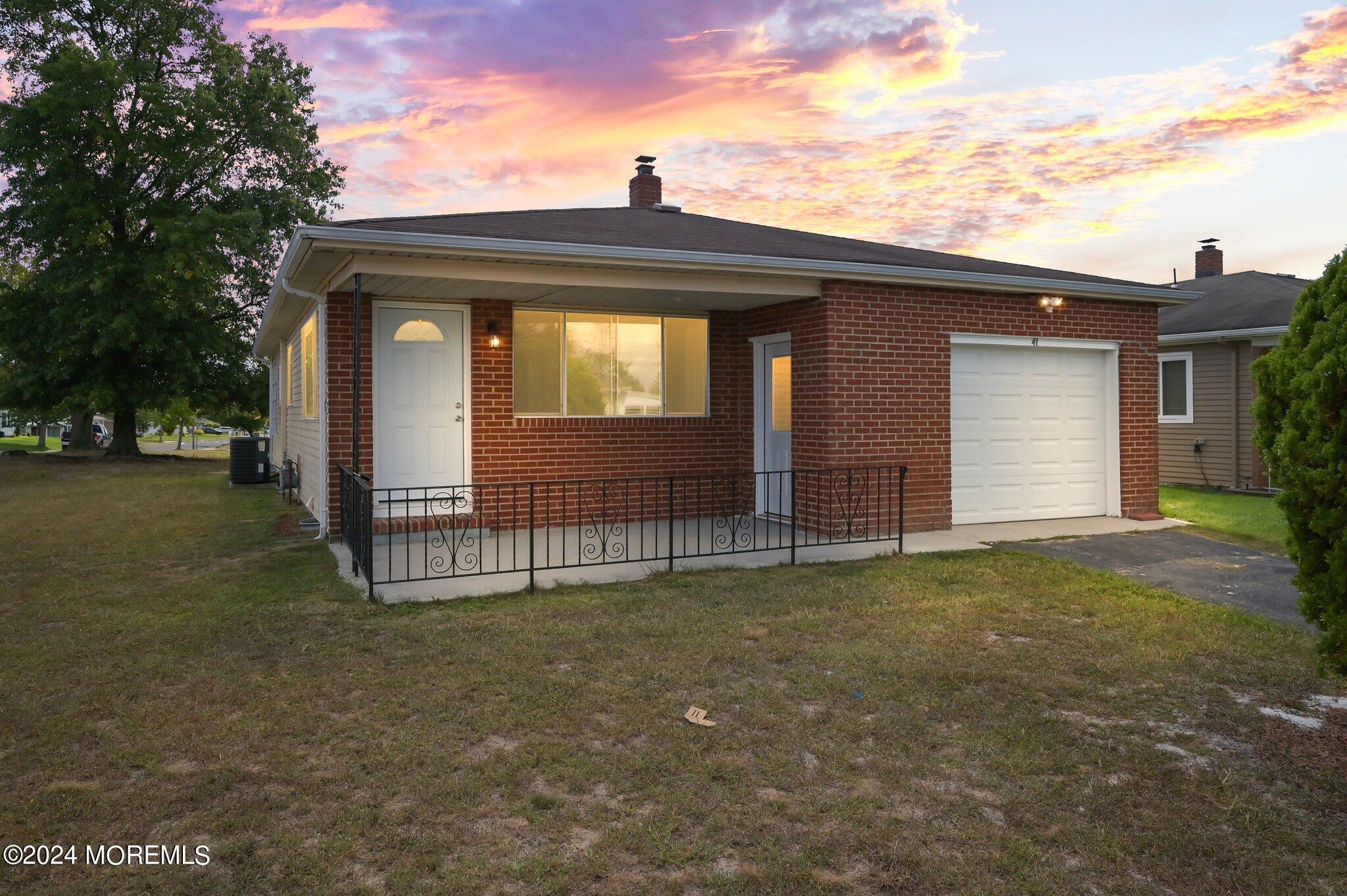 a view of a house with a yard