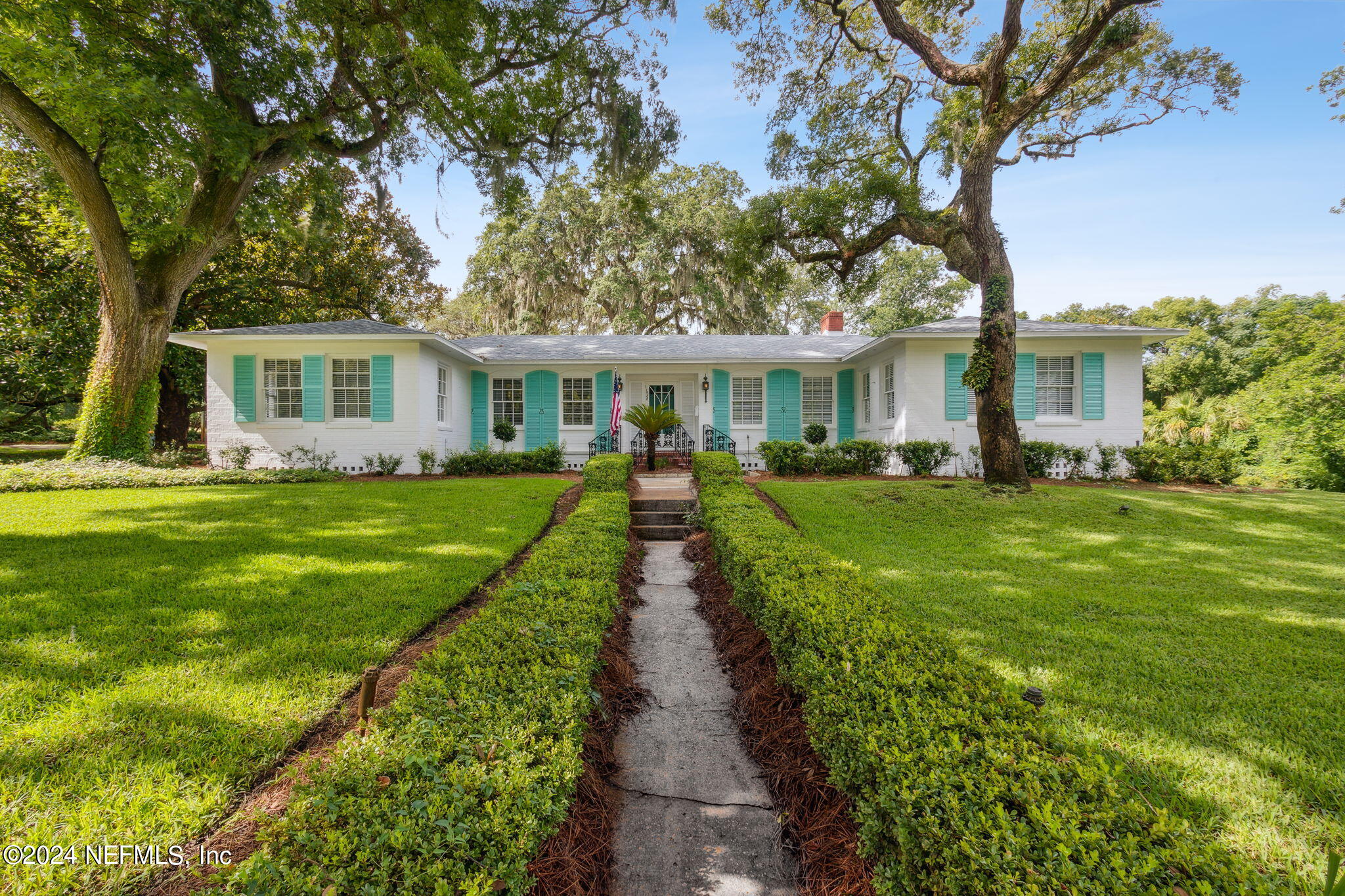 a view of a yard in front of house