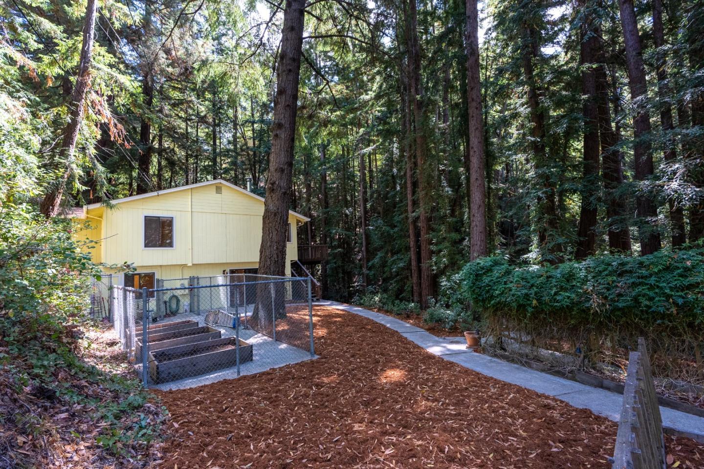 a view of a house with backyard and garden