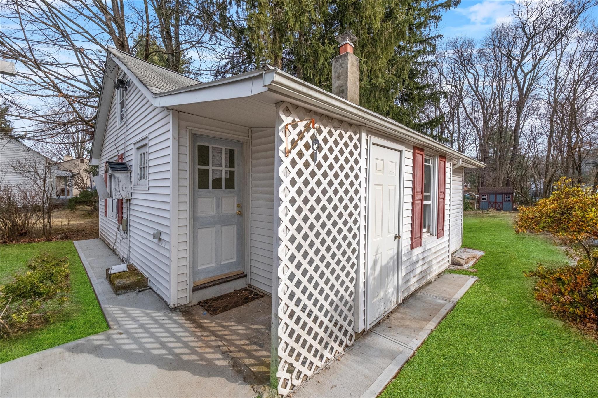 a view of a house with a yard