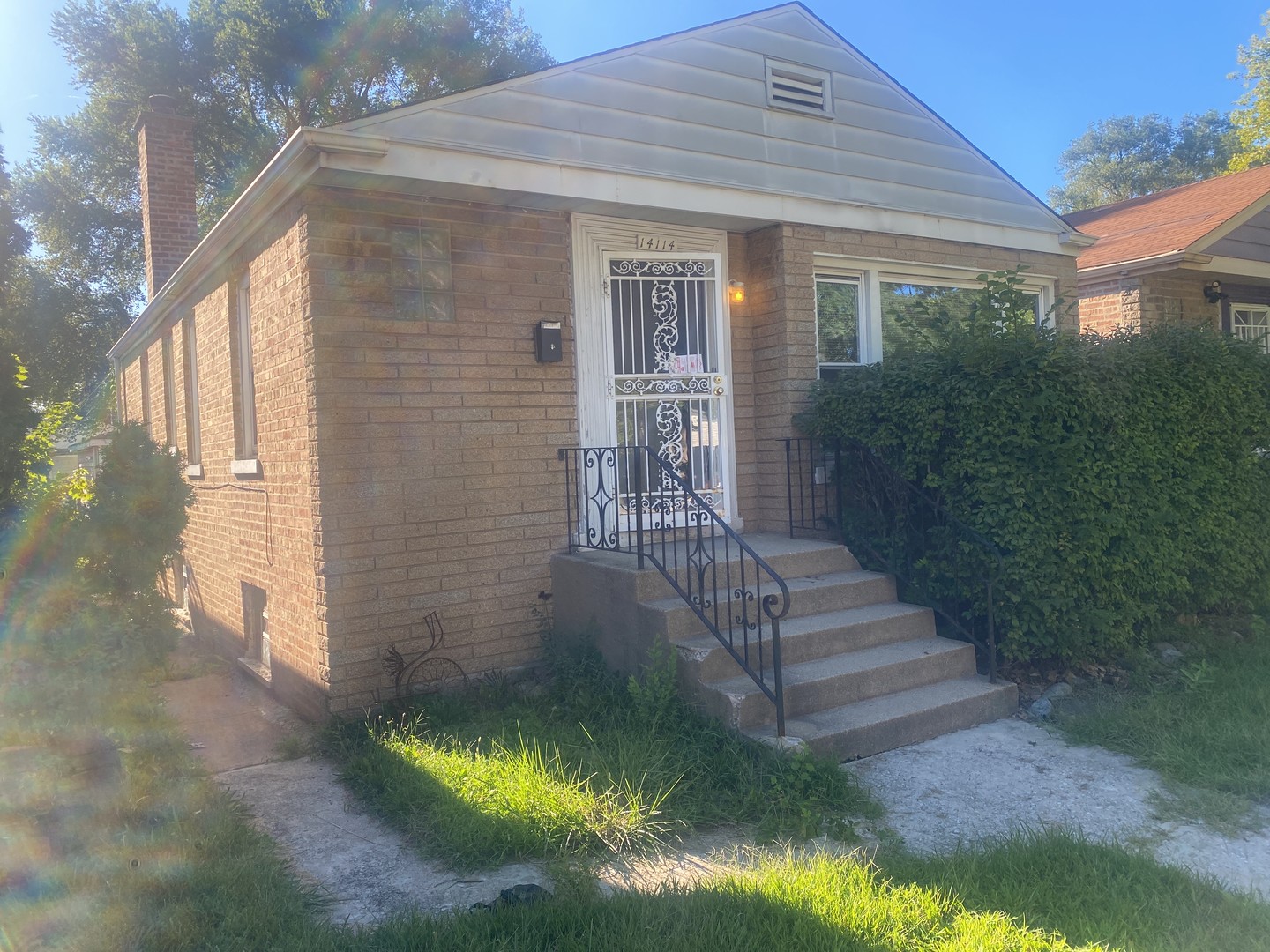 a view of a small yard front of house