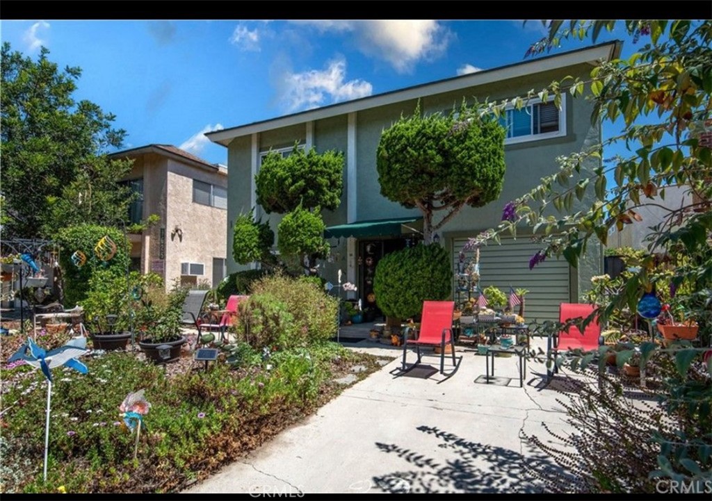 a view of the back yard of the house