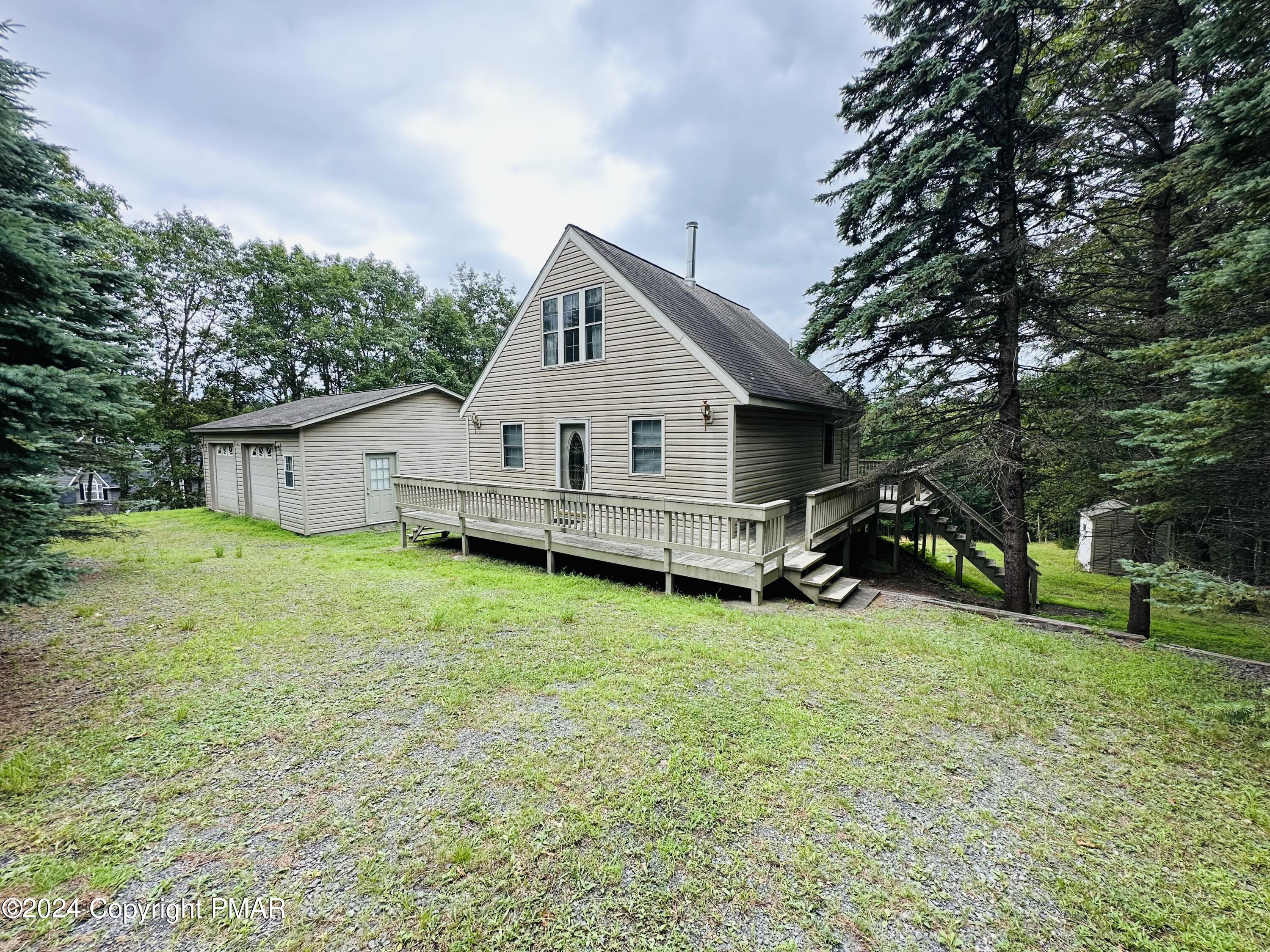 a view of a house with backyard