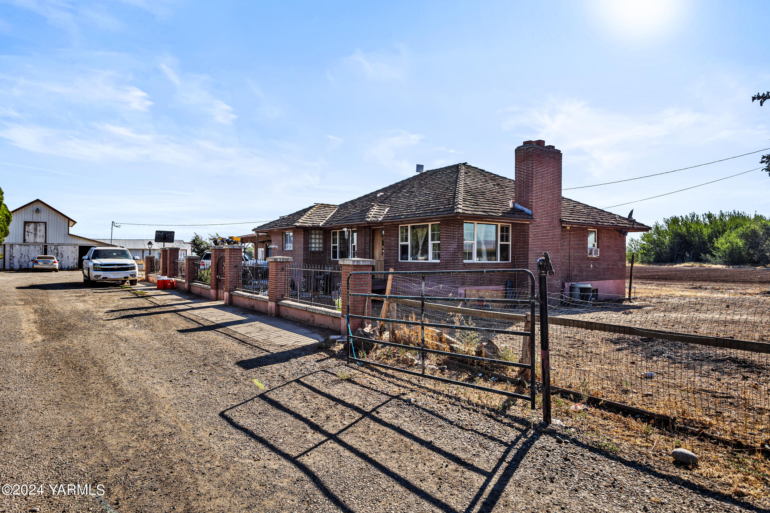 a view of a train tracks