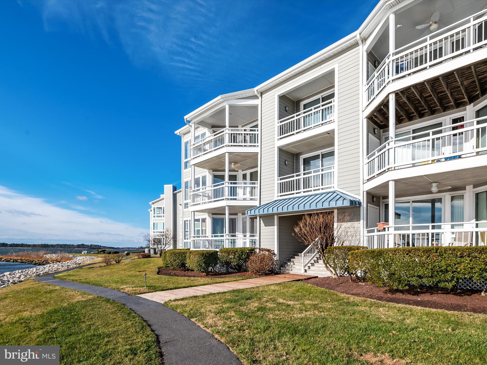 a view of an buildings with backyard space