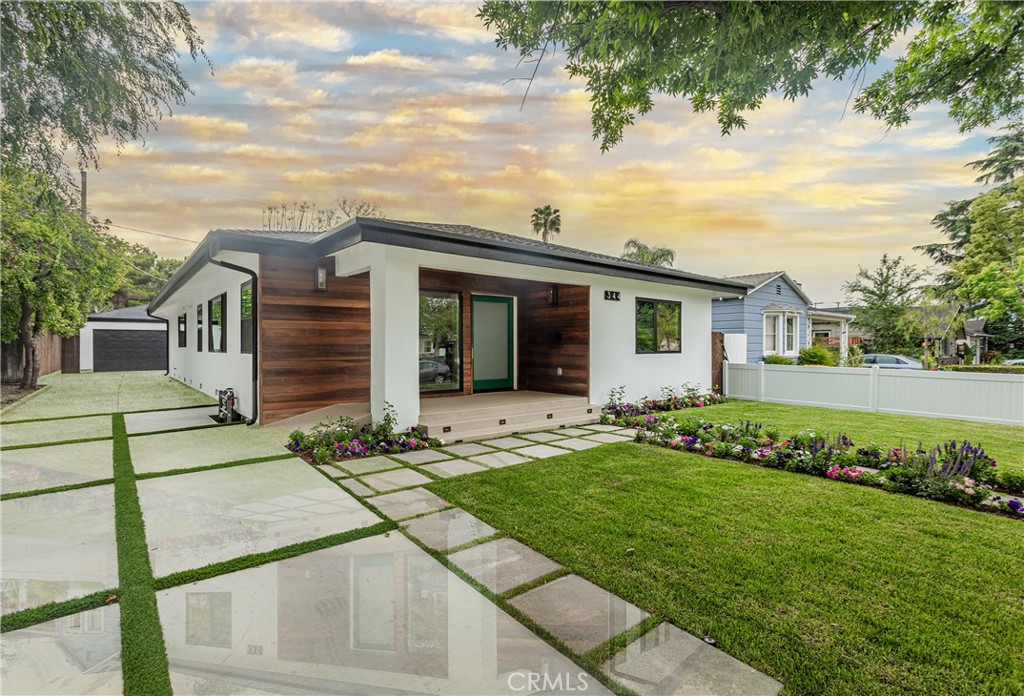 a view of a house with a backyard