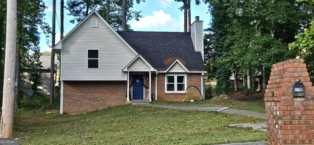 a view of a house with a yard