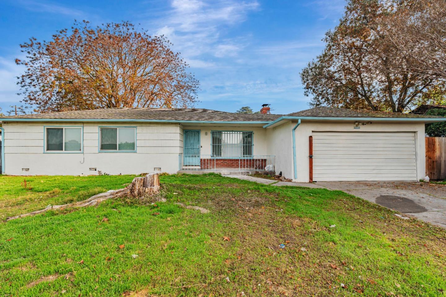 a view of a house with backyard and garden