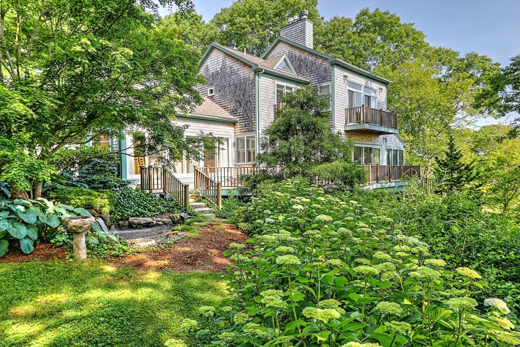 a view of a yard in front of house