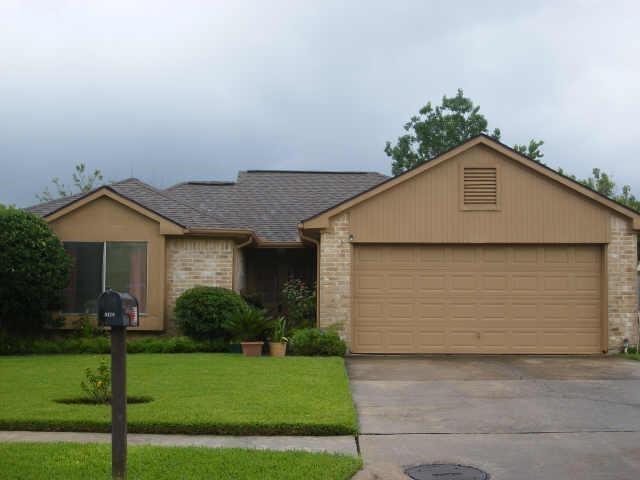 CUTE ONE-STORY HOUSE LOCATE ON A QUIET STREET IN THE HEART OF SUGARLAND