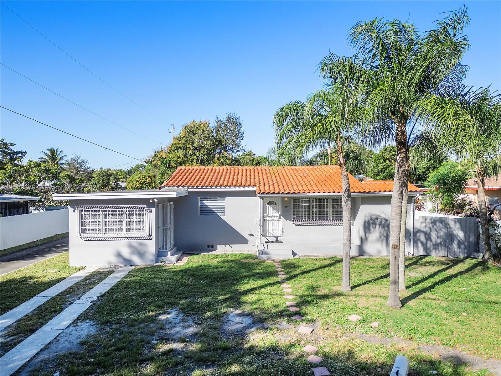 a view of a house with backyard and a garden