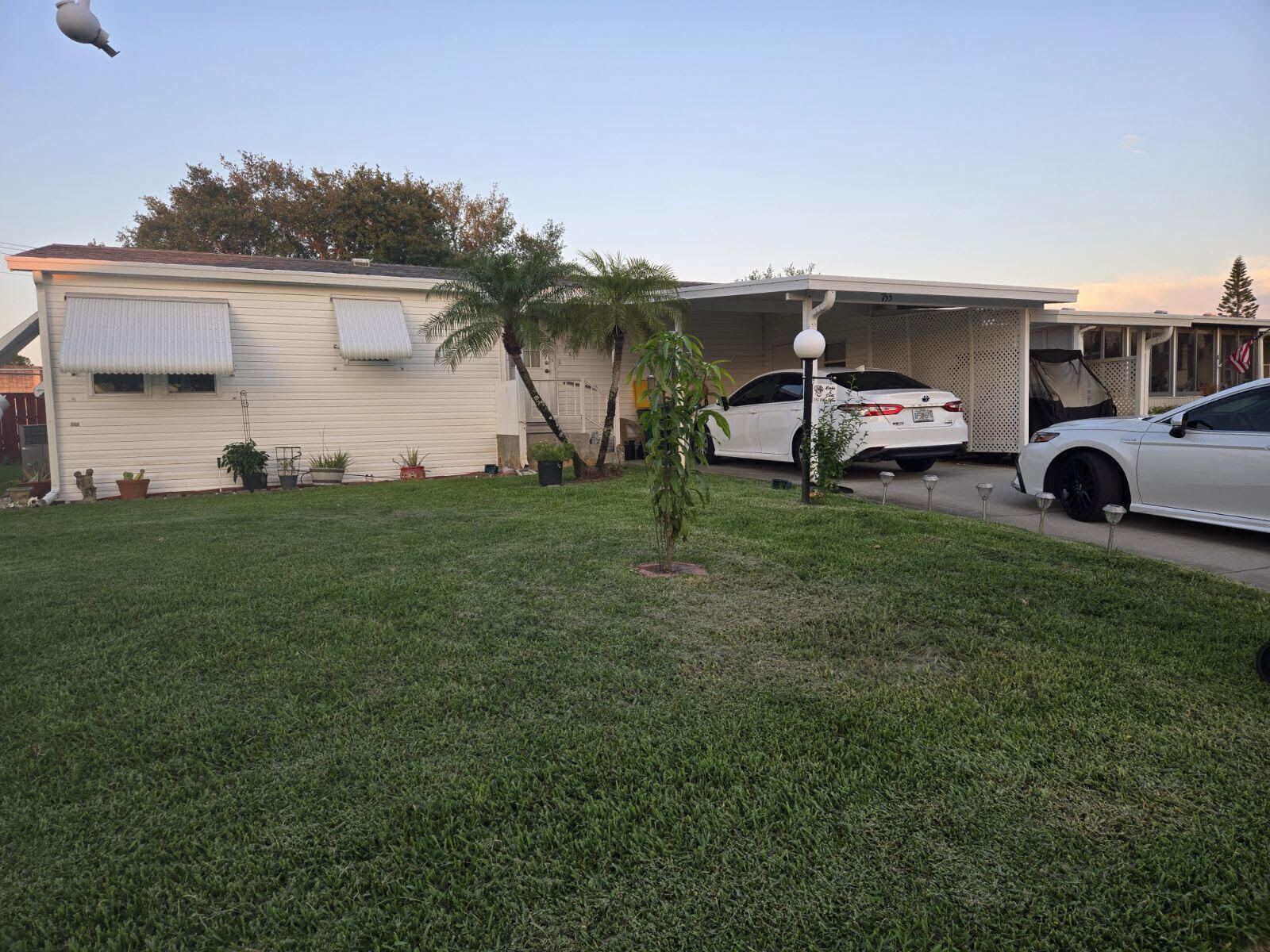 a view of a house with backyard