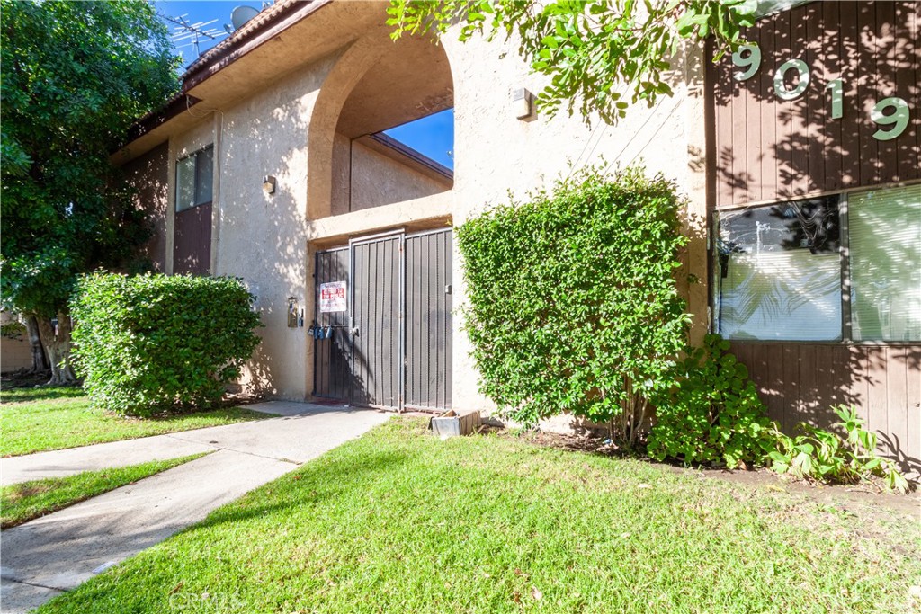 a view of a back yard of the house