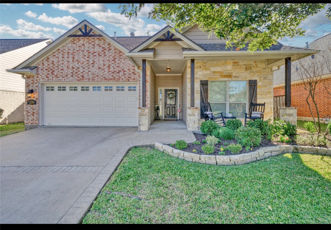 View of front facade featuring a front yard and a