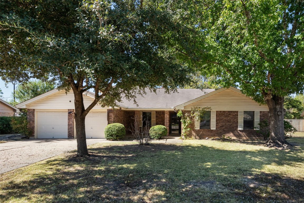 Cul-de-sac home on a large treed lot!