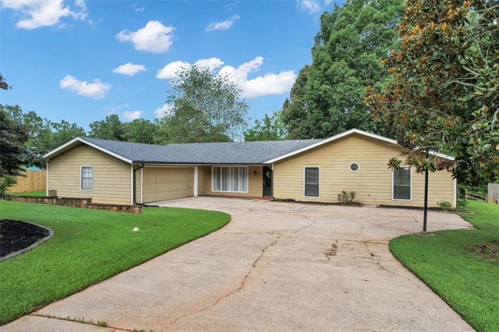 a view of an house with backyard space and garden