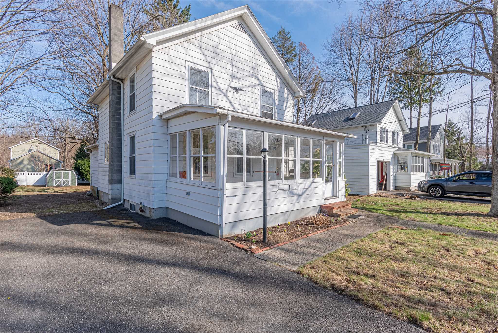 a view of a house with a yard