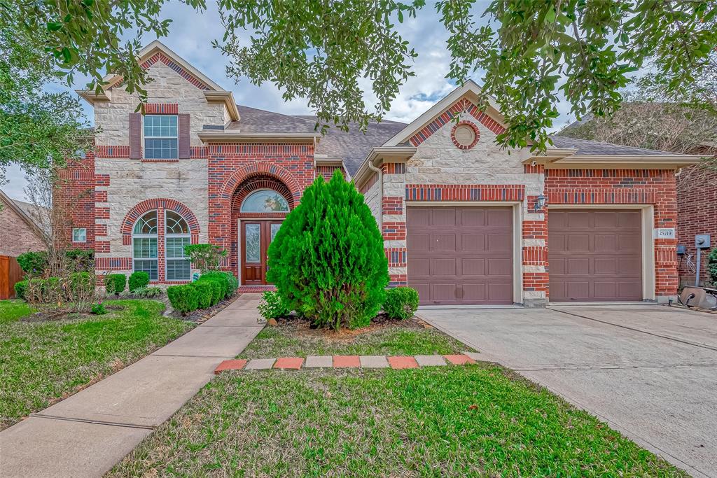 Welcome to this stunning two-story home in Katy, Houston, Texas, featuring 5 bedrooms and 4 full bathrooms. Set in a vibrant community with serene lakes, a recreation center, pool, and scenic walking trails. Zoned to highly-rated Katy ISD schools, this home offers an exceptional lifestyle in a desirable location.