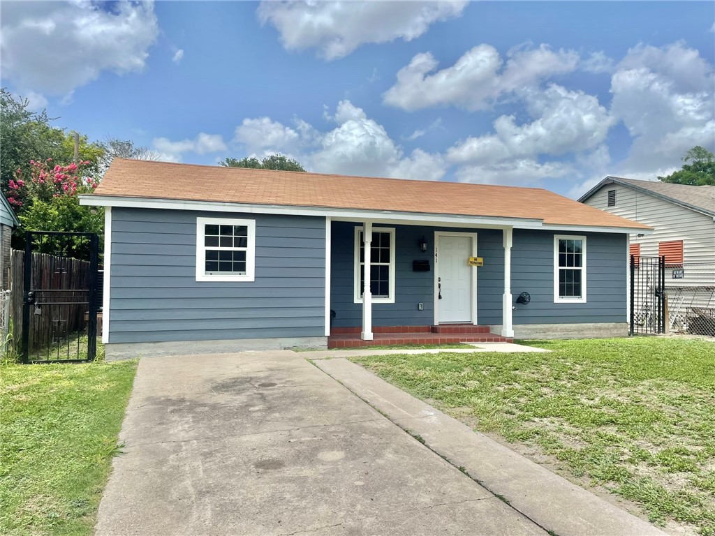 a view of a house with a yard