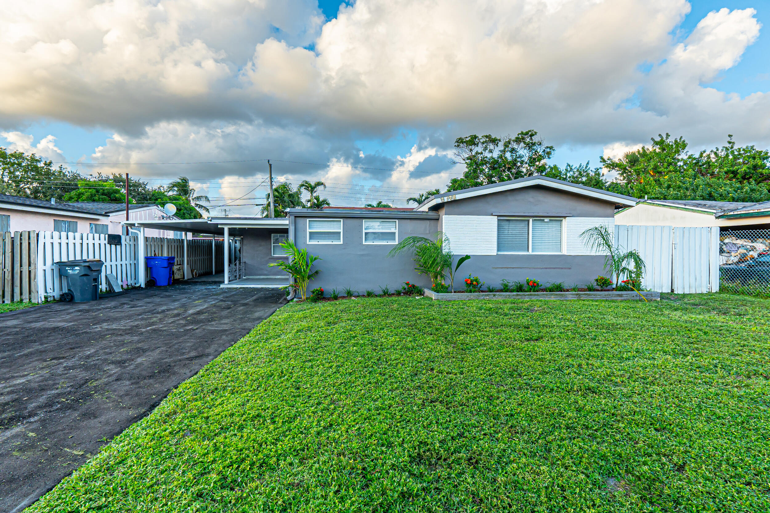 a view of a house with backyard and a garden