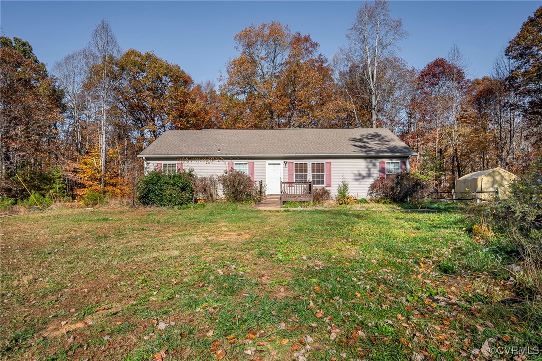 a view of a house with a yard