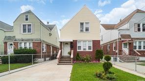 View of front of house featuring a front lawn