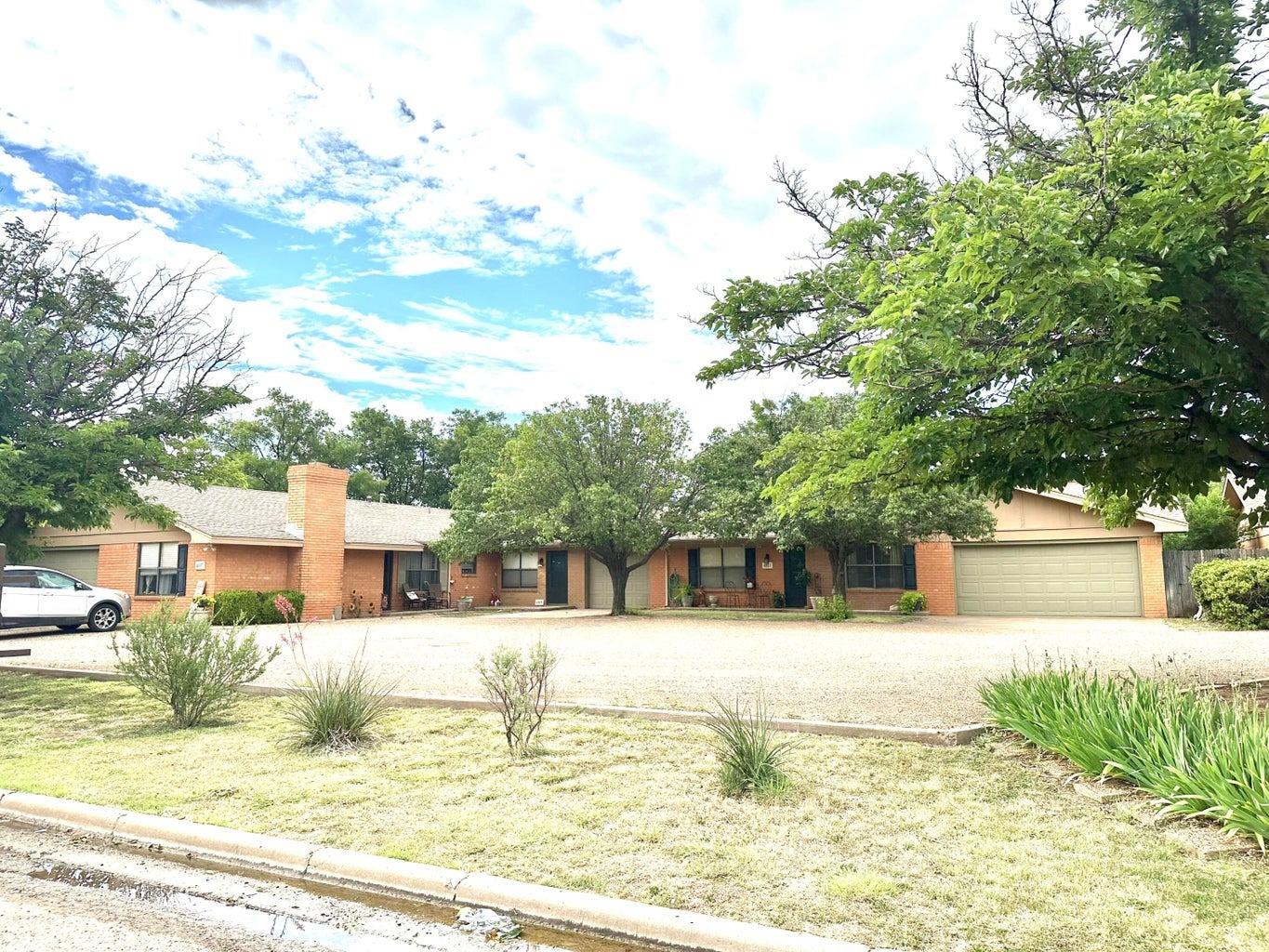 a view of a yard with a house