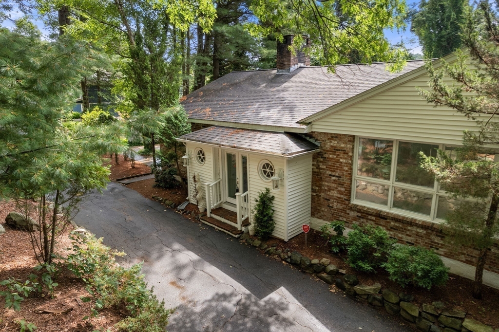 a view of a house with backyard