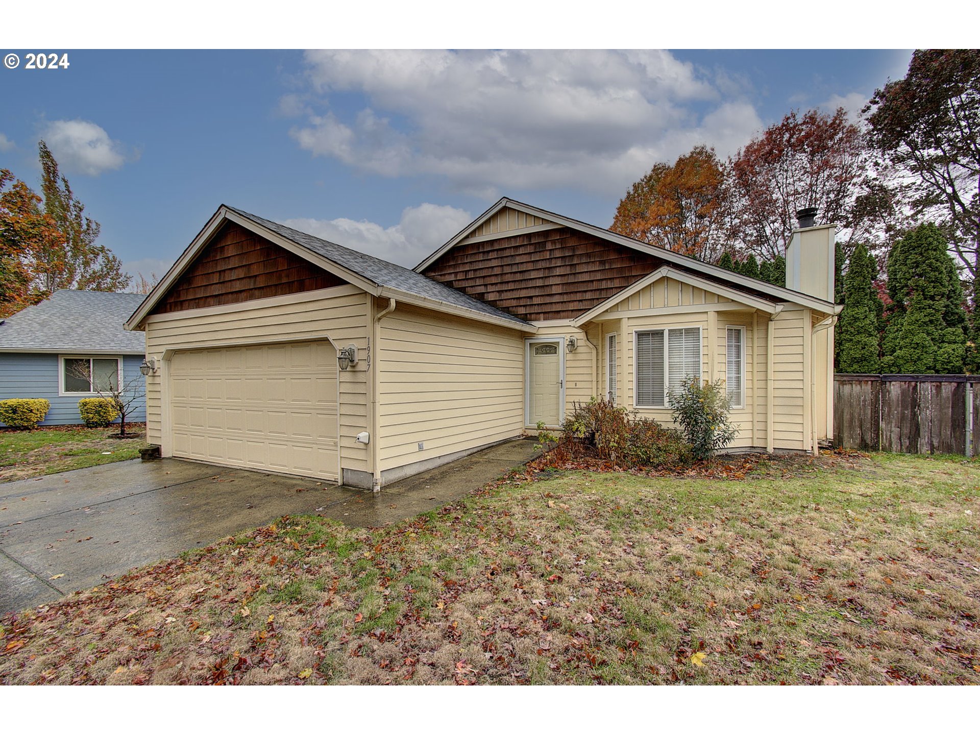 a view of a house with a yard