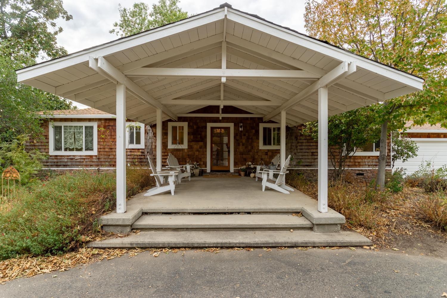 a view of a house with backyard and porch