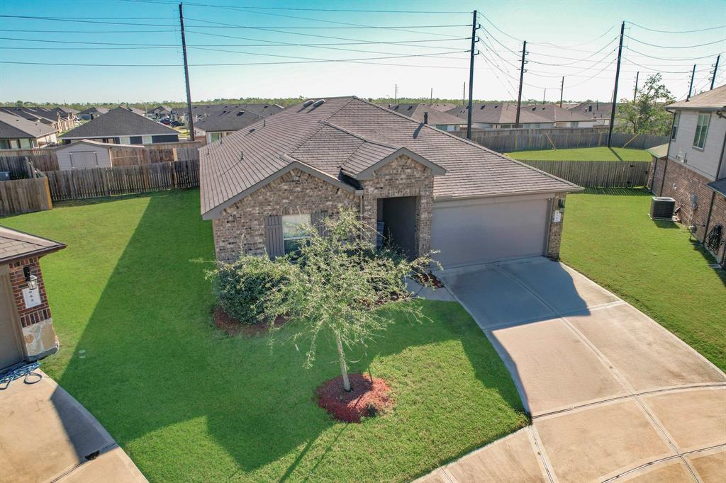 a view of a house with a backyard